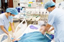 Bé trai 14 tuổi tự ý tập xe gắn máy rồi đâm vào cột điện, chấn thương sọ não nguy cơ tử vong cao