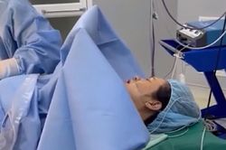 Sản phụ đang mổ bắt con vẫn ngêu ngao hát vang phòng sinh khiến dân tình rần rần ngưỡng mộ