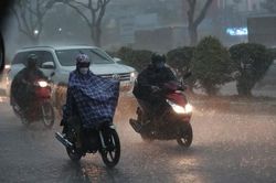 TPHCM mưa tầm tã, ôtô, xe máy bật đèn giữa ban ngày