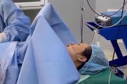 Sản phụ đang sinh mổ vẫn hát ngân nga khiến dân mạng ngưỡng mộ