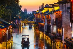 'Xuyên không' ngược về quá khứ với cổ trấn lãng mạn như bước ra từ phim