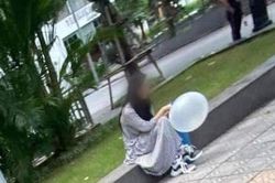 Xôn xao hình ảnh cô gái trẻ mang theo bình khí, thản nhiên ngồi hút bóng cười một mình trên vỉa hè ngày 20/10