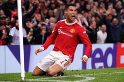 Ronaldo làm điều chưa từng, M.U ngược dòng kinh điển trước Atalanta