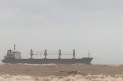 Lên phương án cứu hộ tàu hàng cùng 20 thuyền viên bị mắc cạn trên vùng biển Quảng Trị