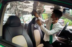 Tài xế taxi lắp vách ngăn, bình sát khuẩn đón khách