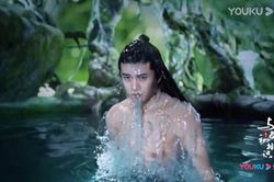 Nhậm Gia Luân bị nghi mặc đạo cụ khoe cơ bắp giả ở trailer 'Ngự Giao Ký'