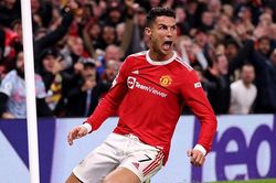 Tin bóng đá MU 21/10: Ronaldo vượt Messi. Bruno Fernandes có ý định rời MU