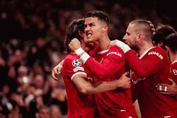 Chiến thắng kịch tính của một Manchester United đầy mâu thuẫn
