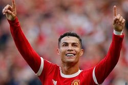 C. Ronaldo vượt mặt Messi ở Champions League