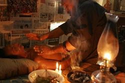 Cùng chồng tương lai đi tìm thầy lang chữa bệnh, cô gái bị cưỡng bức
