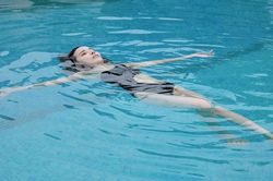 Cao Thái Hà diện swimsuit cắt xẻ táo bạo, thần thái đỉnh cao hút hồn mọi ánh nhìn