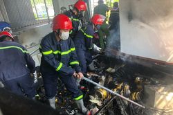 Cứu người bị mắc kẹt trong vụ cháy