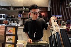 TP.HCM mở dần dịch vụ ăn uống tại chỗ từ tuần sau