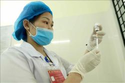 Chuyên gia y tế tư vấn về việc tiêm vaccine cho trẻ em