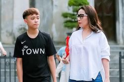 Nhìn lại clip Hồ Văn Cường chân trần biểu diễn, xin tiền từ thiện nuôi em khiến nhiều người cay khóe mắt