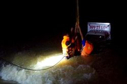 Ô tô bị nước cuốn trôi khi qua cầu tràn, 2 vợ chồng mất tích