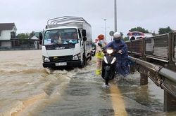 Quảng Nam: CSGT đưa người qua Quốc lộ 1A trong mưa lũ