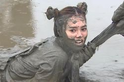 Lan Ngọc và các thành viên Running Man rượt đuổi trên sân bùn
