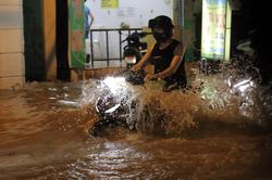 Mưa to kéo dài, nhiều ngả đường TP Hồ Chí Minh ngập nặng