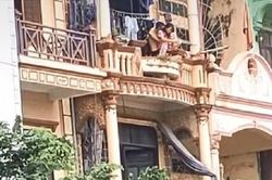 Thản nhiên sờ soạng bạn gái ngoài ban công, chàng trai có hành động gây chú ý khi phát hiện bị quay lén