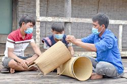 Thanh niên Plei Ktoh duy trì nghề đan lát truyền thống