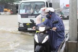 CSGT giúp đẩy xe máy, dùng ôtô chở người qua đoạn QL1A bị ngập