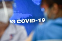 Bộ trưởng Y tế: Không 'thả lỏng' người đi từ vùng dịch về
