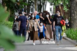 Hà Nội: Người dân ra đường tận hưởng không khí se lạnh và nắng đẹp cuối tuần