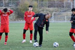 HLV Park Hang Seo thi sút xà ngang cùng cầu thủ U23 Việt Nam