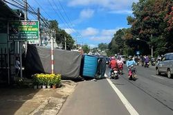 Ô tô bị hất văng vào nhà dân sau tai nạn liên hoàn trên quốc lộ