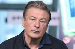 Alec Baldwin hủy toàn bộ công việc sau khi vô tình bắn chết quay phim