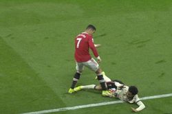 Chứng kiến MU bị hạ nhục, Ronaldo nổi điên đá người