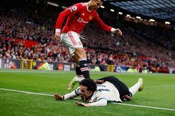 Ức chế vì M.U bị 'dìm', Ronaldo nổi điên đạp đối thủ