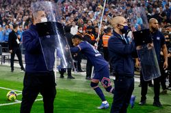 Nhân viên an ninh dựng khiên chắn để Neymar đá phạt góc