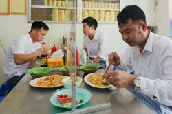 Đề xuất TP.HCM cho phép ăn uống tại chỗ nhưng không bán rượu bia