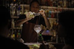 Chờ mở cửa, quán bar ở TP.HCM bán cocktail đóng chai