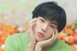 Chết cười với lý do Jin BTS kẹp nơ tại hòa nhạc