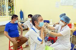 Người cao tuổi cần lưu ý gì khi tiêm vaccine phòng Covid-19