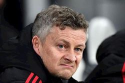 HLV Solskjaer bị CĐV Liverpool chế giễu sau khi thảm bại trên sân nhà