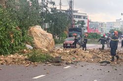 3 người đi xe máy chạy không kịp, khối đất đá núi Bà Hỏa rơi trúng người