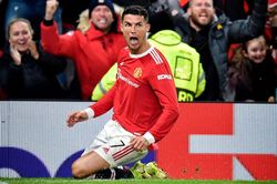 Ronaldo và Messi: Bàn thắng thẻ phạt và VAR