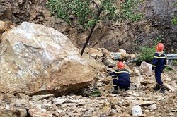 Bình Định: Sạt lở núi, đá rơi xuống đường, ba người bị thương