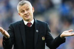 HLV Solskjaer hãy từ chức nếu tự trọng!