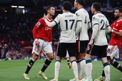 Ronaldo cay cú vì Man United thua nhục nhã trước Liverpool, hay tại Salah quá hay?