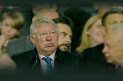 Sir Alex Ferguson lắc đầu ngao ngán chứng kiến MU bị Liverpool nghiền nát