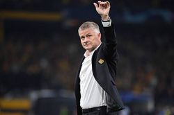 CĐV Liverpool 'động viên' HLV Solskjaer: Hãy ở lại với Man United!
