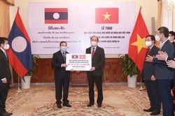 Việt Nam hỗ trợ khẩn cấp Lào hơn 2 triệu USD và vật tư y tế chống dịch