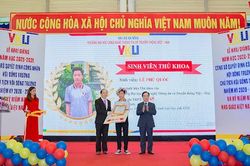 Thủ khoa VKU nhận học bổng 35 triệu đồng