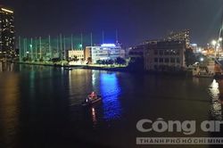 Cảnh sát CNCH TPHCM ngâm mình dưới sông tìm người nhảy cầu tự tử