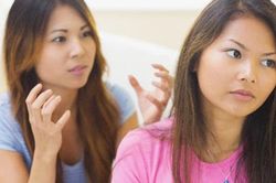 Đưa chị dâu 5 triệu mua sữa cho cháu, hôm sau chị đem 10 triệu qua trả kèm một mảnh giấy khiến tôi tái mặt